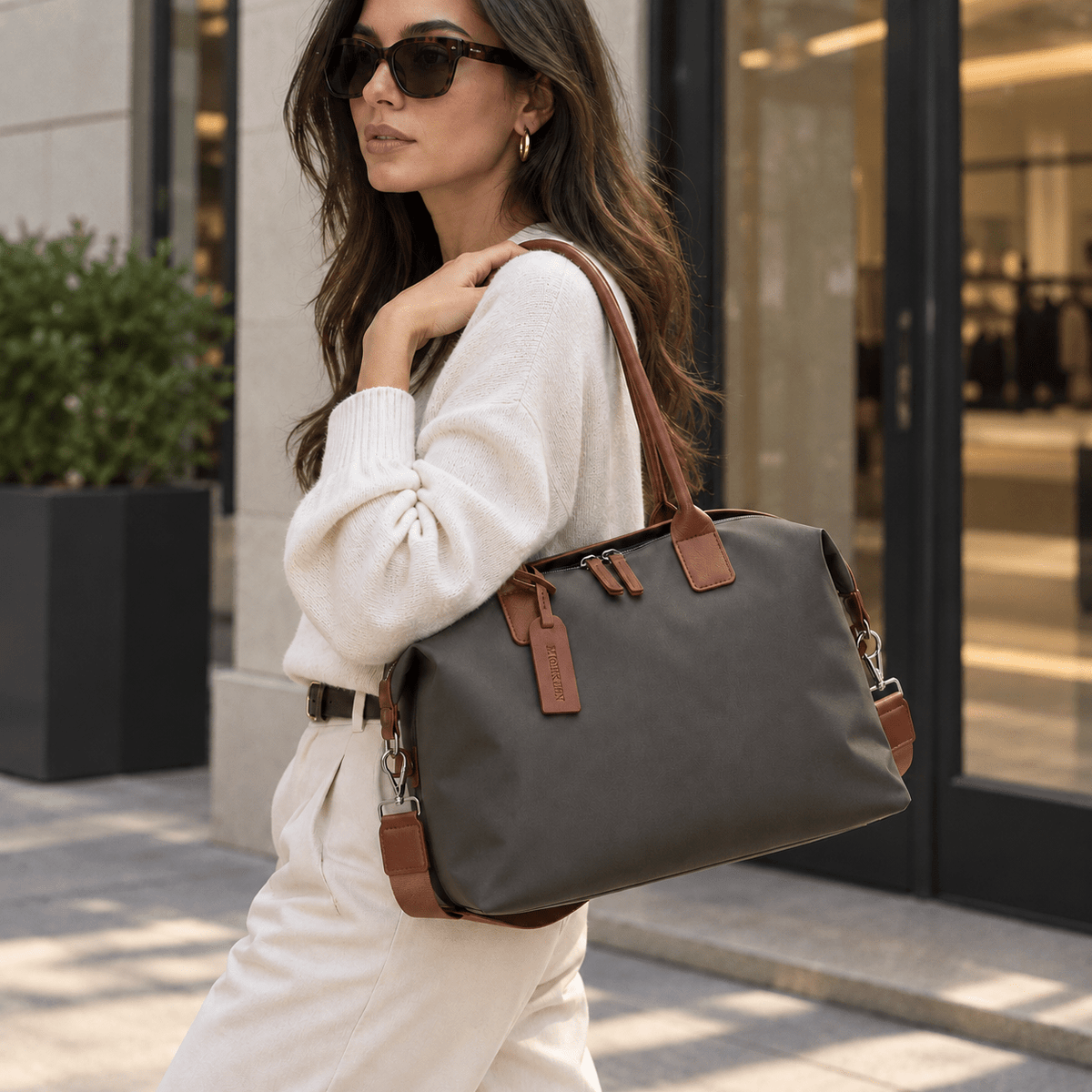 Elegant Women's Tote Bag with a Versatile Design and Large Capacity – Delavie Elegant Women's Tote Bag with a Versatile Design and Large Capacity – Delavie