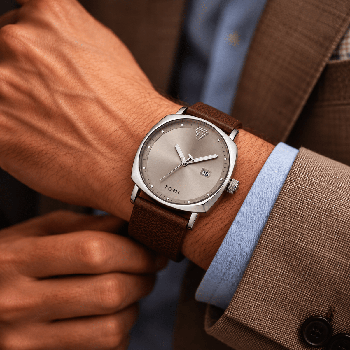 Elegant Men's Watch with a Minimalist Style and Leather Strap – HOLDENI Elegant Men's Watch with a Minimalist Style and Leather Strap – HOLDENI 