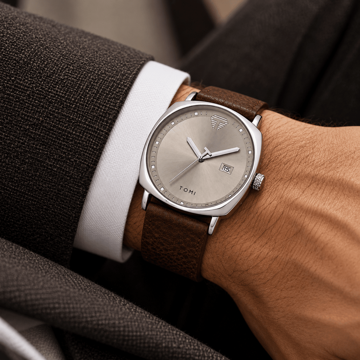 Elegant Men's Watch with a Minimalist Style and Leather Strap – HOLDENI Elegant Men's Watch with a Minimalist Style and Leather Strap – HOLDENI 
