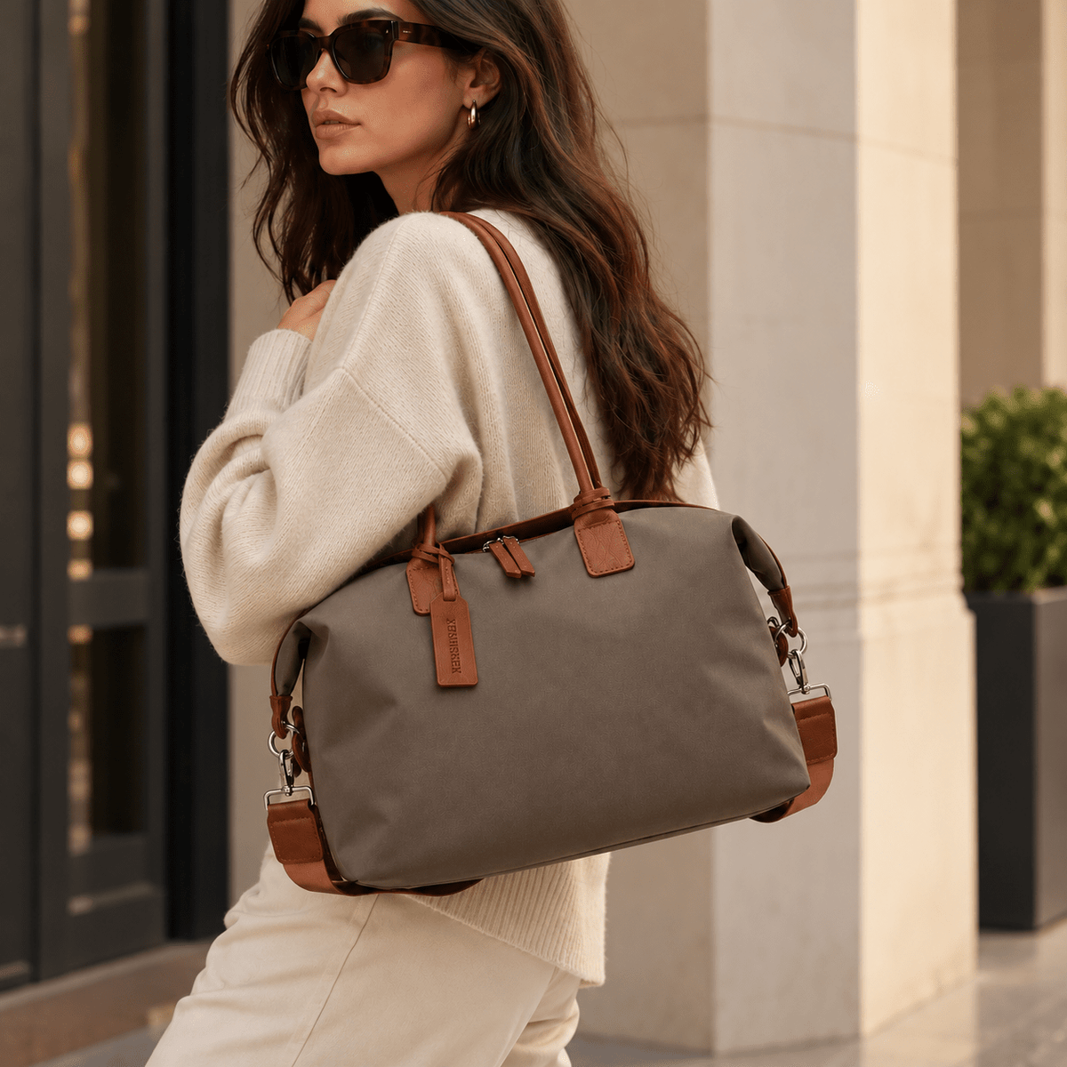 Elegant Women's Tote Bag with a Versatile Design and Large Capacity – Delavie Elegant Women's Tote Bag with a Versatile Design and Large Capacity – Delavie 